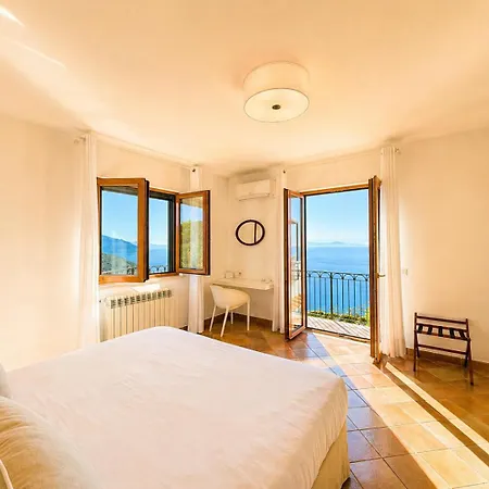 - Raffaella SantʼAgata sui Due Golfi